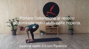 Lezione 53: PORTARE L’ATTENZIONE AL RESPIRO ADDOMINALE CON L’AIUTO DELLA COPERTA <br />con Federica S.